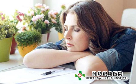 脸上长痤疮的原因是什么?应该如何治疗? 脸上长痤疮的原因是什么?应该如何治疗?