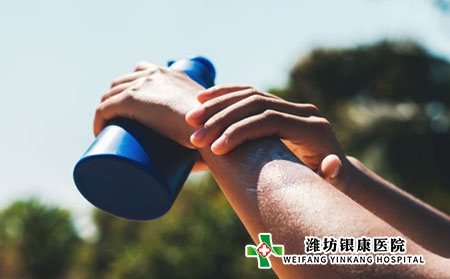 银屑病是怎么形成的?症状有哪些?如何治疗?