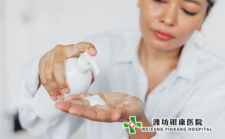 导致荨麻疹发生的诱发因素有哪些?如何预防? 导致荨麻疹发生的诱发因素有哪些?如何预防?