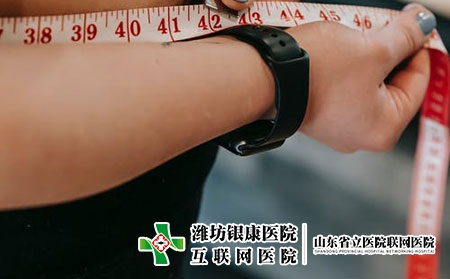 潍坊皮肤病较好的医院：毛囊炎的症状表现有哪些