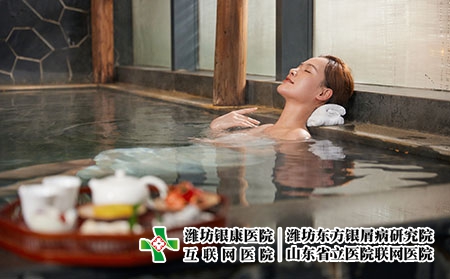 摄图网_501702908_年轻美女泡汤温泉池（企业商用）泡浴