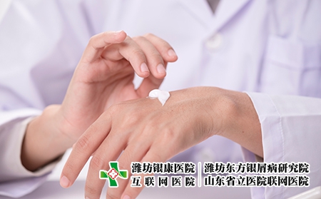 摄图网_300875203_医生涂手霜（企业商用）