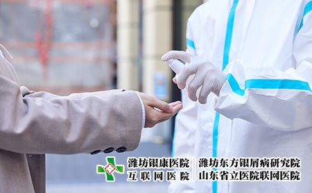 摄图网_501692504_园区内为都市女性手部消毒的医护人员特写（企业商用）
