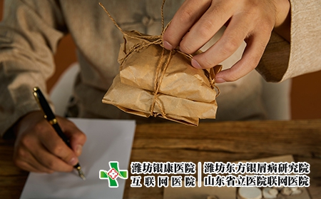 摄图网_501674736_中医医师调配中药（企业商用）