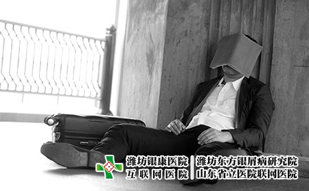 摄图网_307150901_坐在户外亲近地看书精神紧张的亚洲商人破产了（企业商用）