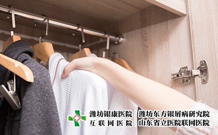 摄图网_500224431_拿衣服（企业商用）