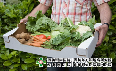 摄图网_501517373_手拿新鲜蔬菜盒（企业商用）