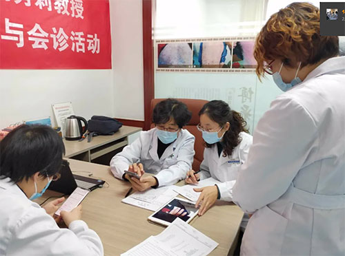 杨秀莉与潍坊银康治疗牛皮癣医院专家讨论病情