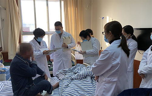 杨秀莉与潍坊治疗皮肤病银康医院专家查房