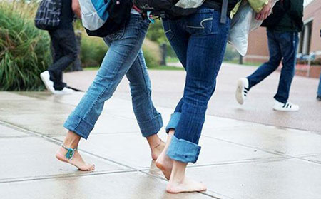 引起皮肤癣的原因-赤脚行走